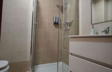 Apartamento con patio, piscina y parking privado - Photo 10