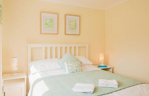 Central 2 Bed House w/ Garden and Free Parking! - Photo 94