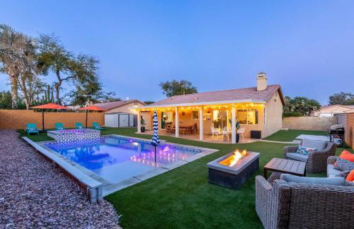 Spacious Yard, Sparkling Pool & Spa, Firepit, 9beds! - Photo 10
