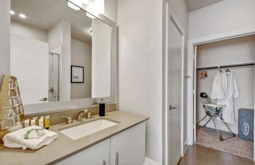 2BR Airy Getaway Near Downtown Pool Gym - Foto 22