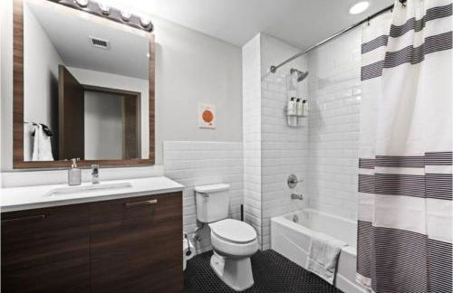 Beautiful Downtown Apartment with Parking, Laundry, & Pool - Photo 16