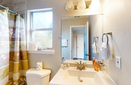 Cozy Spacious Home with Private Backyard and Patio, near shopping - Foto 18