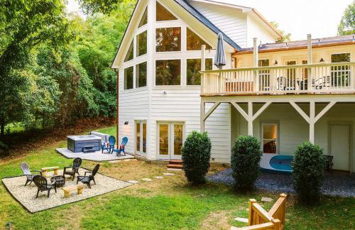 Waterfront Retreat with Spectacular Interior, Jacuzzi and Game Room in NC - Foto 6