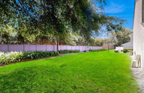 Inviting condo with an outdoor pool, washer/dryer, & AC - near the beach - Foto 26