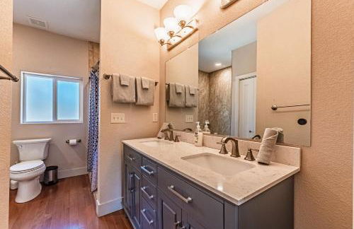 Huge Cozy Home with Many Bedrooms in Ivywild - Foto 72