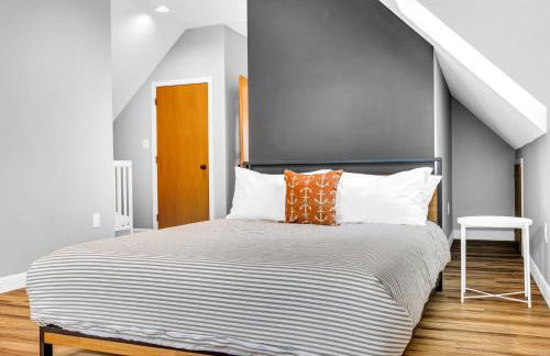 Maine Pondfront Home Sleeps 22 - Pool & Hot Tub - Photo 32