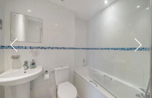 Amazing River view 2 bedroom apartment, sleeps 6, balcony and parking - Foto 74