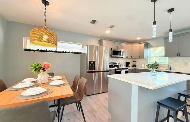 Spacious Modern King bed Game Room More - Photo 22