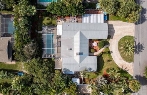 Surfs Up - retreat at the beach with heated pool - Foto 34