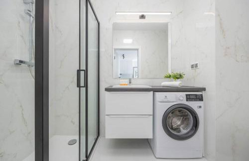 Elegant Apartment in Warsaw with Parking and Desk for Remote Work by Noclegi Renters - Foto 7