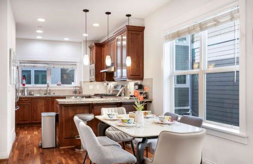 Rare 3BR Modern Urban Escape Private Garage - Foto 19