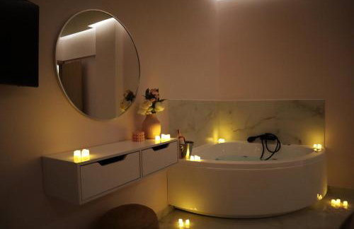 Almond Jacuzzi Suites - Private Jacuzzi - Self Check-In - Free & Easy Street Parking - Foto 7