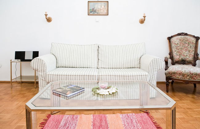 Marthas Veranda Apartment - Photo 12