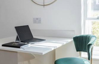 Elegant Epsom Modern Apartment - Photo 5