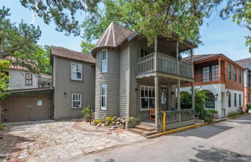 Urban Loft - City Center Walk to Everything - Photo 2