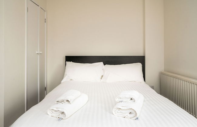 2 Bedroom Flat in Heart of Battersea near Station - Photo 3