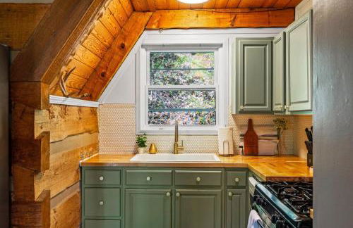 Charming A-Frame Cabin w Hot Tub & Mountain Views - Foto 36