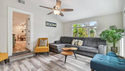 Family Friendly Beach Escape - Modern Retreat near Beaches - Sleeps 6 - Fast WiFi - Foto 1