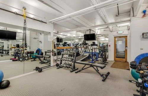 Updated 3BR, 3BA with Pool - Steps to Town - Foto 25