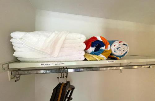 Newly Remodeled Mid-Century Modern Lake Condo - Foto 39