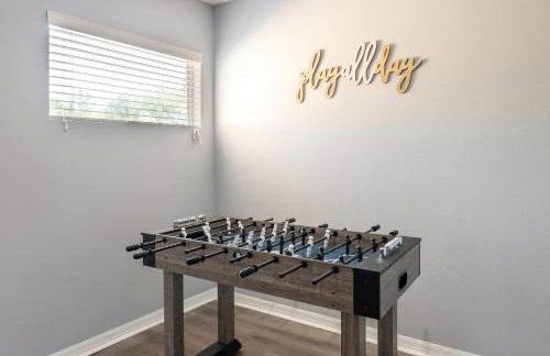 Family Retreat 6BR Villa with Private Pool, Spa & Theater near Disney - Foto 40