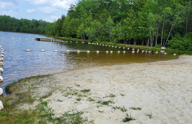 Happy Trails Chalet by Avantstay Sauna + Deck, Private Community Beach Access - Foto 32