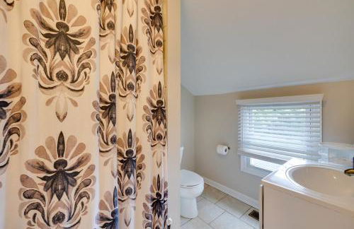 Cozy Full Home with Parking, 10min Walk to Bridge St - Photo 9