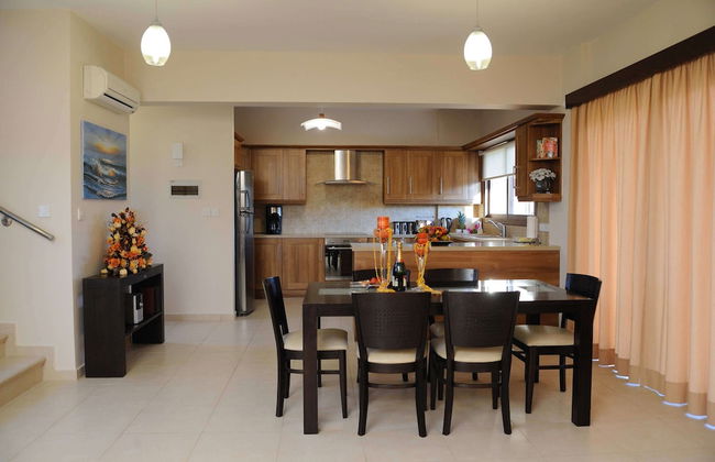 Three Bedroom Villa With Private Pool and Landscaped Garden Close to the Beach - Foto 8