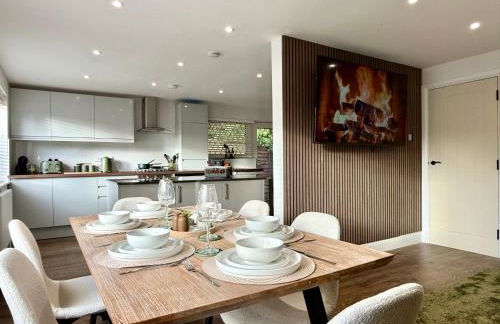 Winter Getaway - Luxury Bungalow w Games Room - Photo 1