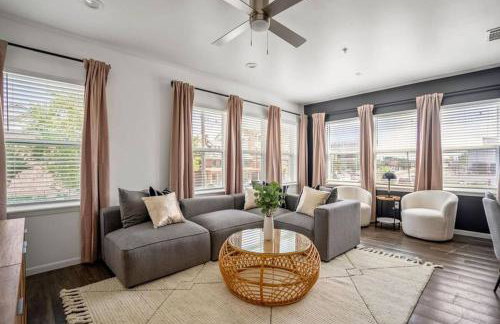 Spacious Apartment with Gated Parking Near Med Ctr - Foto 3