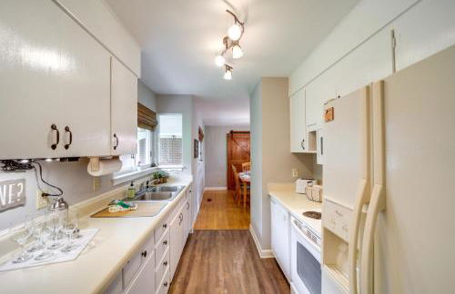 Centrally Located Brevard Home with Deck and Fire Pit! - Foto 6