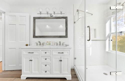 Family Getaway Walkable to Town - Foto 35