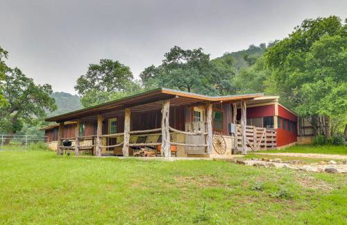 Rural and Horse-Friendly Cabin about 24 Mi to Bandera! - Foto 1