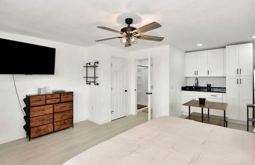 Modern King Suite #12 - Steps to Beach - Foto 10