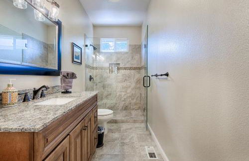 Spacious 4BD 3BA with hot tub, fire pit, and wraparound deck - Foto 20