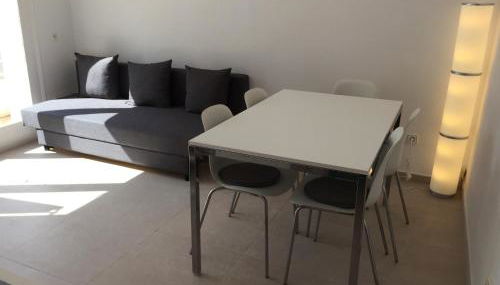 Apartamento céntrico con 2 habitaciones y Wi-Fi - Photo 2