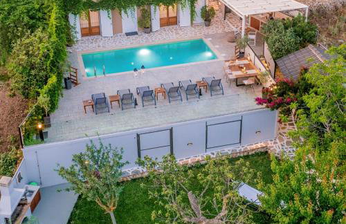 Villa Tramonto with Private Heated Pool, by ZanteWize - Foto 9