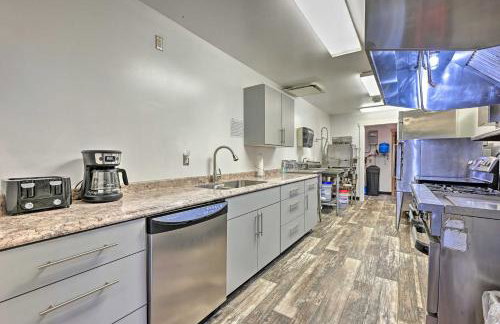 Massive Hatfield Loon Lodge with Roller Rink - Foto 4