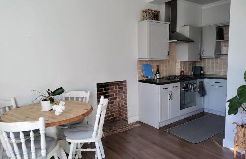 Sunny Riverside Victorian Flat - Foto 11