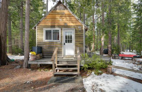 Walk to Trails and Butte Creek Cozy Retreat with Deck - Foto 1