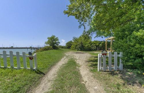 Charming Waterfront Cabin Cabin - Photo 6