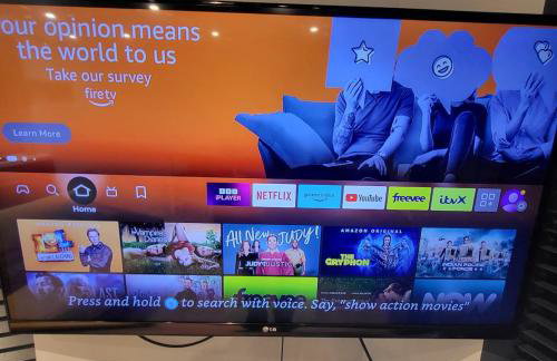 Town Centre Modern 1 Bedroom self-contained Apartment - Photo 13