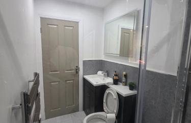 Anfield 4 min walk Sleeps 7 4BR 5Bed 3Bathrooms - Photo 33