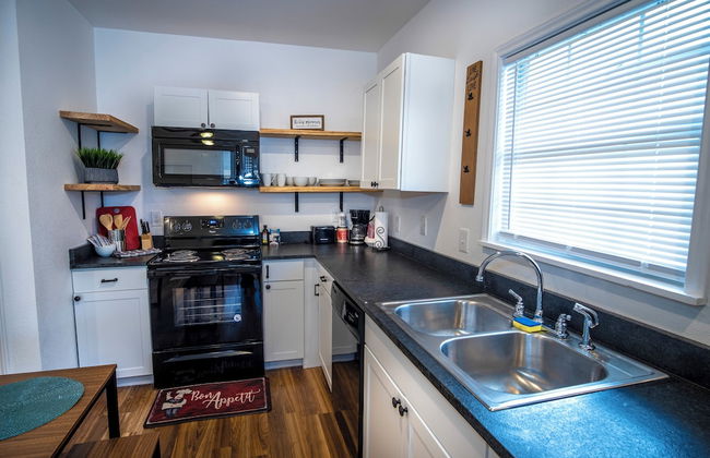 Downtown View Cozy 2br/1ba Home Sleeps 8 - Photo 6