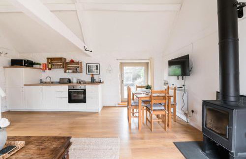 Charming Stone Cottage - Cotswolds Farm Stay - The Bullpen - Photo 35