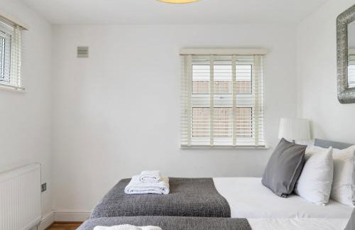 Two Bed Flat in Bush Hill Park - Photo 18