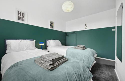 Modern 3BR, Sleeps 6, Great for groups, free parking, fast WiFi - Foto 15