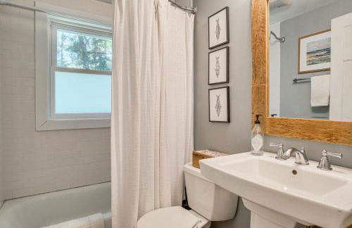 4 Mi to Bristol Beach! Coastal Retreat with Pond - Foto 16