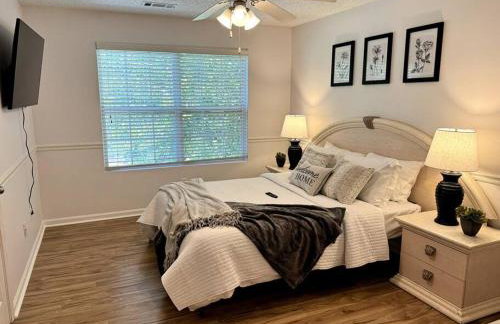 Bright Spacious Renovated Home Master on Main - Foto 7