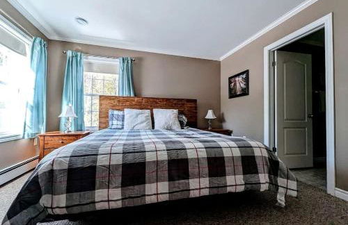 Spacious Ranch-Style Retreat with Private Deck, Nestled in Nature Near Acadia, Hancock Maine - Foto 14